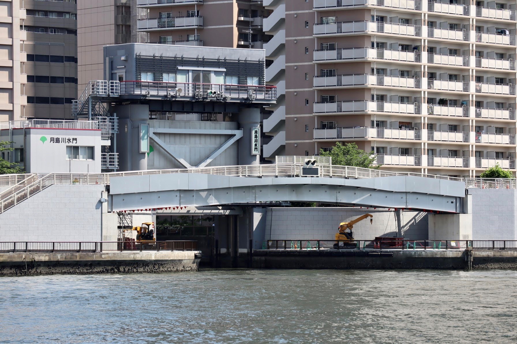 写真2.月島川水門テラス連絡橋(全体写真)