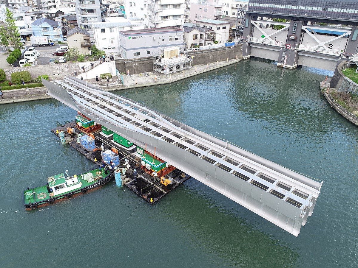 写真3.大島川水門テラス連絡橋(ブロック移送中)