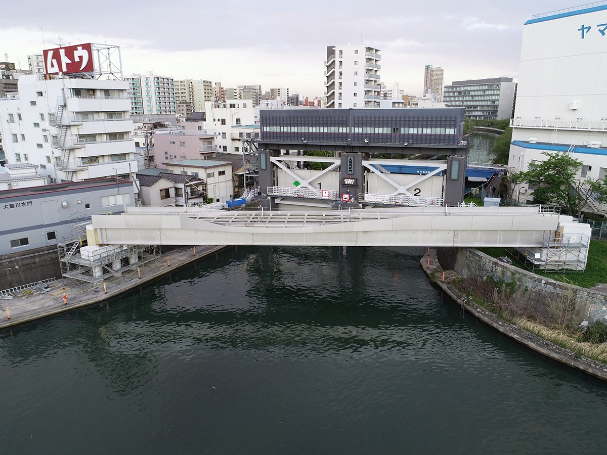 写真4.大島川水門テラス連絡橋(架設中)